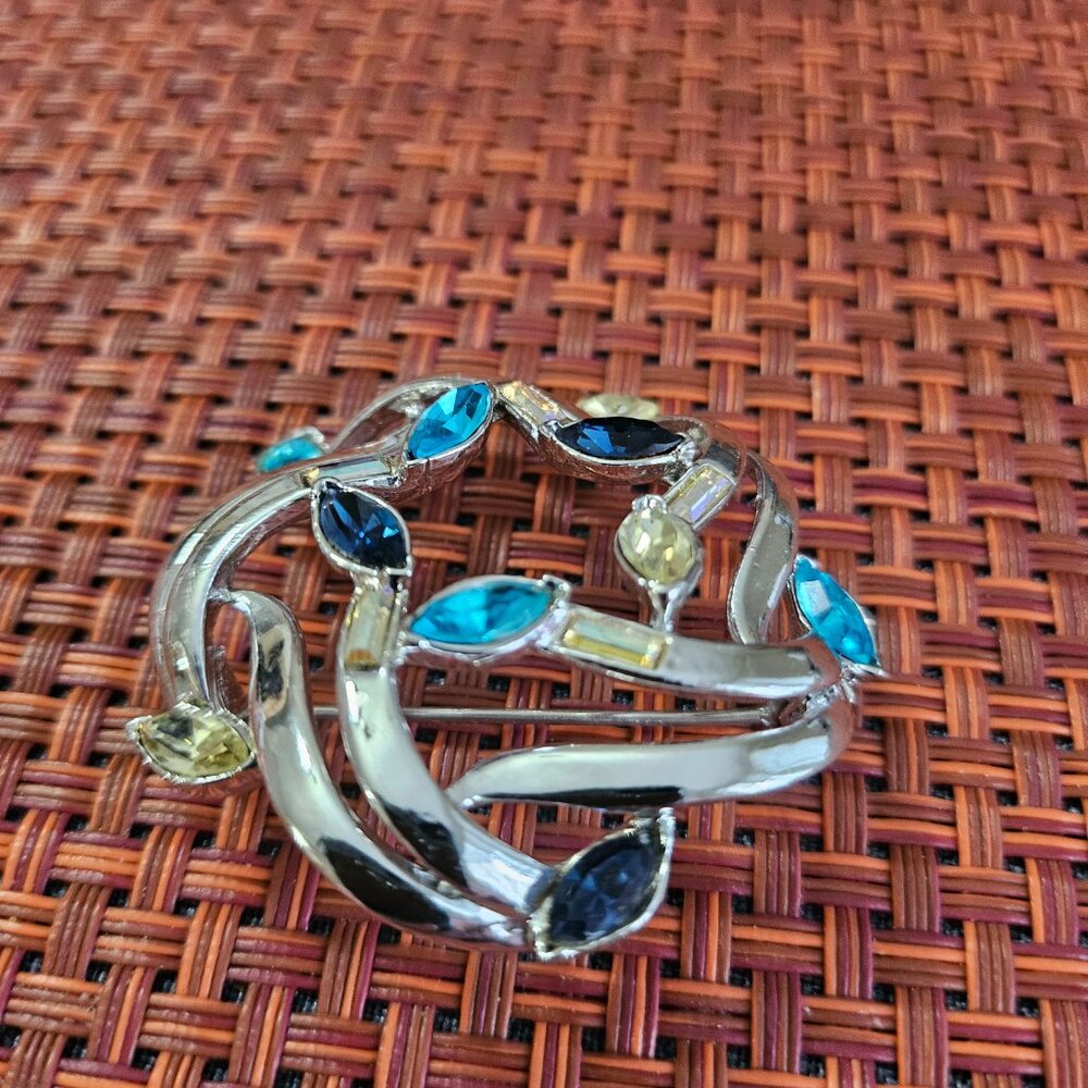 Vintage Silver Tone Wreath Pin - Picture 2 of 6